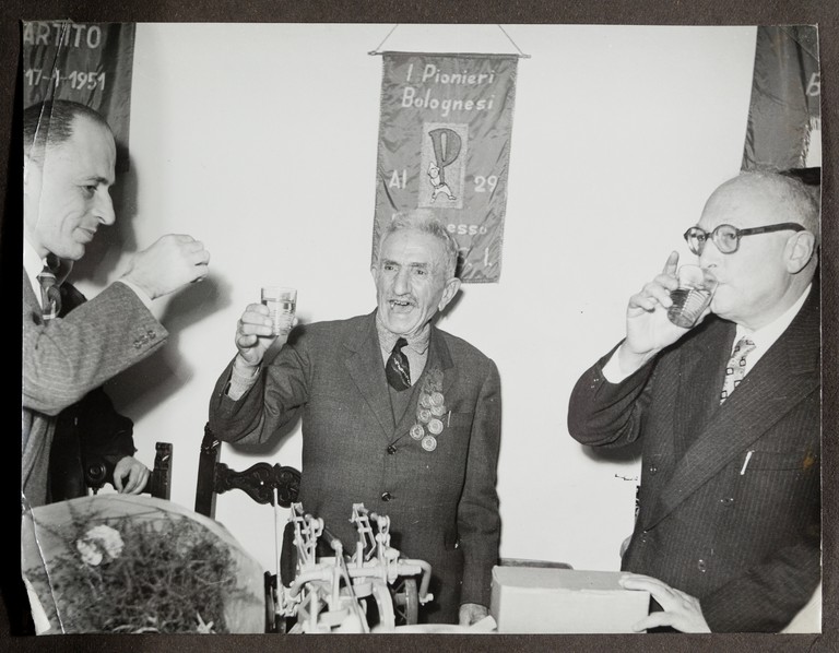 Sede bolognese del Partito Socialista Italiano (?), Alcide Cervi in visita durante un brindisi